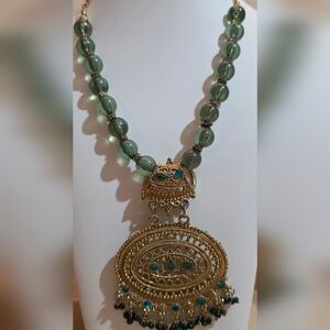 VINTAGE INDIAN GREEN STONE AND 22KT GOLD TONE WEDDING NECKLACE 18 IN